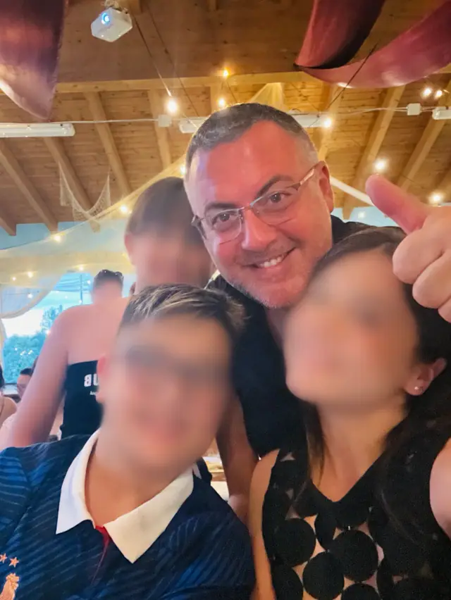 Famiglia al Tortuga durante una cena vicino all’area giochi