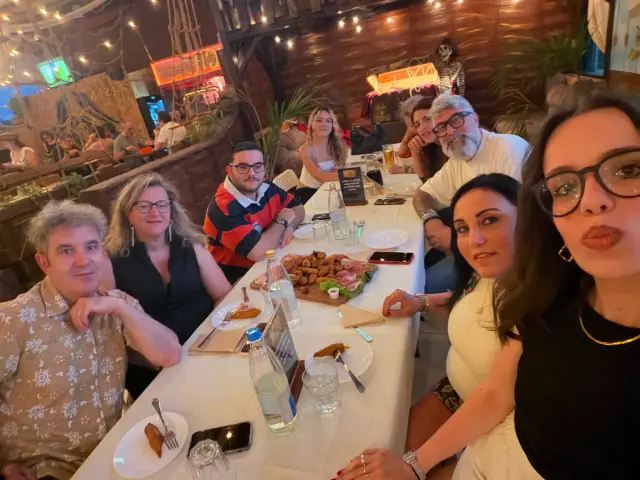 Momento conviviale durante una cena di gruppo al Tortuga
