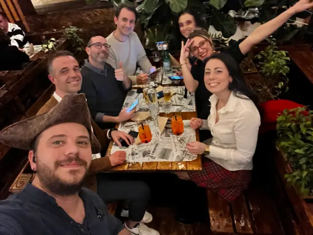 Amici riuniti per una cena di gruppo al Tortuga