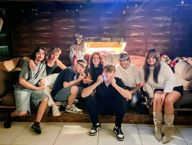 Gruppo durante una cena aziendale al Tortuga