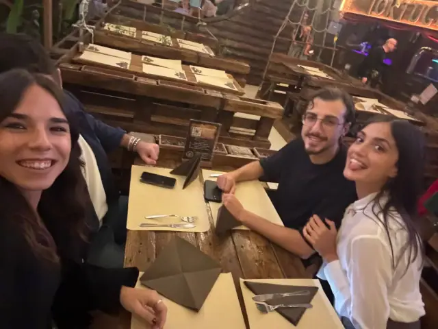 Atmosfera di una cena tra amici al Tortuga