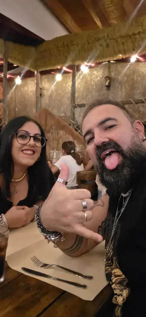 Coppia al tavolo durante una serata al Tortuga