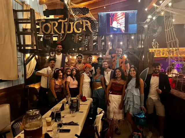 Amici durante una cena di compleanno al Tortuga