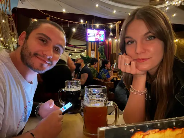 Coppia a tavola con birre al Tortuga