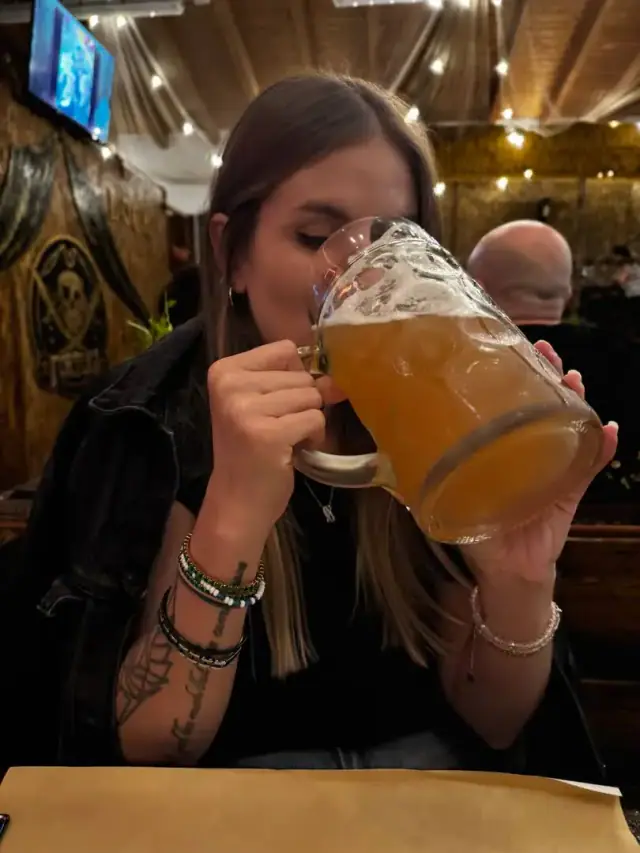 Cliente con una birra alla spina al Tortuga