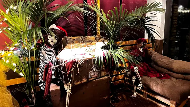 Scenografia pirata con vegetazione e dettagli decorativi al Tortuga