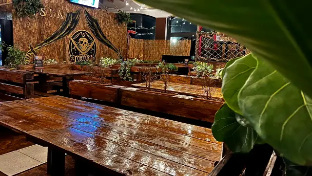 Tavoli in legno e dettagli dell’ambiente del Tortuga