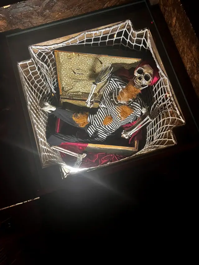 Dettaglio di una decorazione pirata del Tortuga